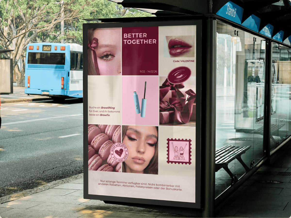 Better Together, aplicación en mobiliario urbano: marquesina con el cartel de campaña