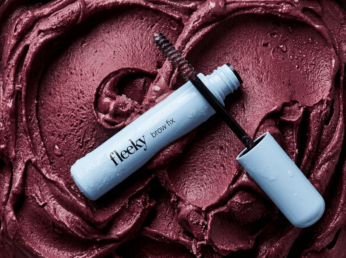 Better Together, producto fleeky brow fix sobre textura color vino